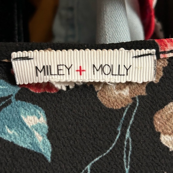 SOLD- Miley + Molly Floral V-Neck Wrap Blouse - Picture 4 of 7